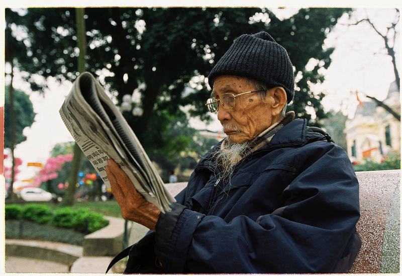 un-vieux-lisant-le-journal