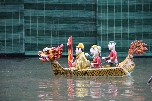 legende du lac de lepee restituee au spectacle de marionnettes sur leau vietnam