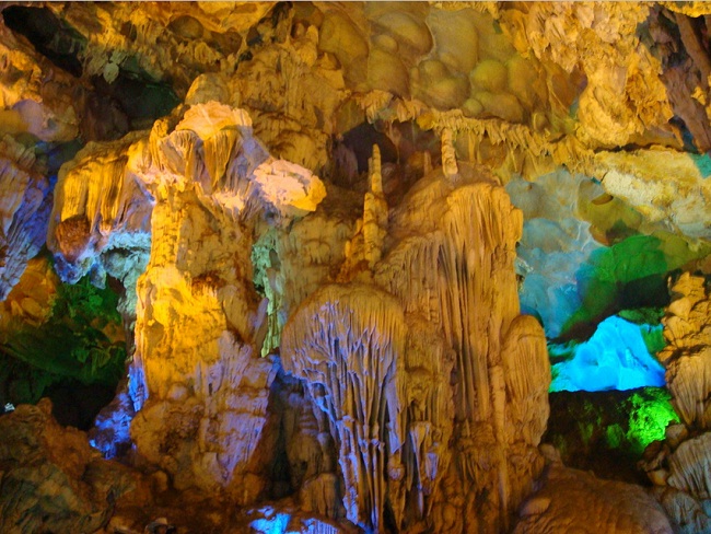 Belle grotte à Ha Long