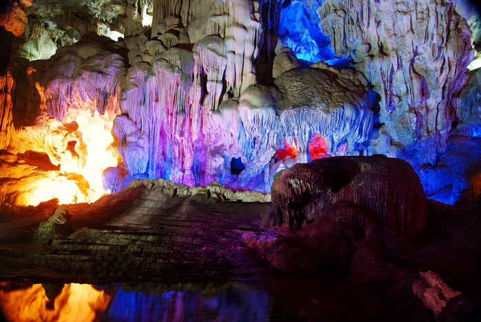 Belle grotte à la baie d'Ha Long