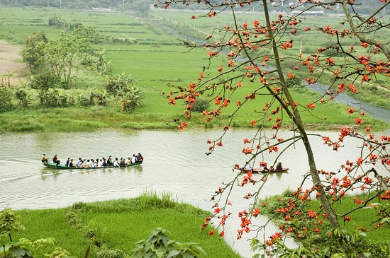 rivière pagode des parfums hanoi vietnam