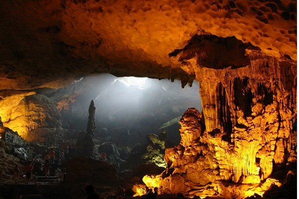 Belles grottes à Halong