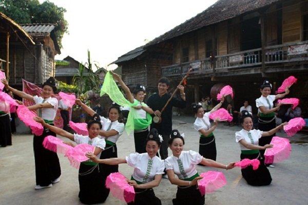 Danse traditionnelle de Maichau Hoa Binh Vietnam