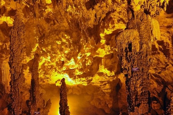 Grottes des surprises à Halong