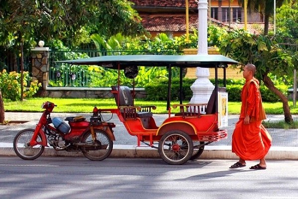tuktuk-moyen-de-transport-populaire-au-cambodge1-min