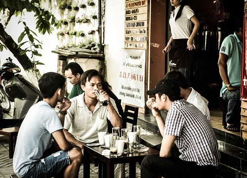 les-vietnamiens-boivent-du-cafe