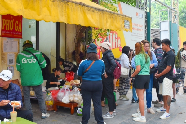 Les Vietnamiens font la queue tôt le matin pour acheter leur petit-déjeuner