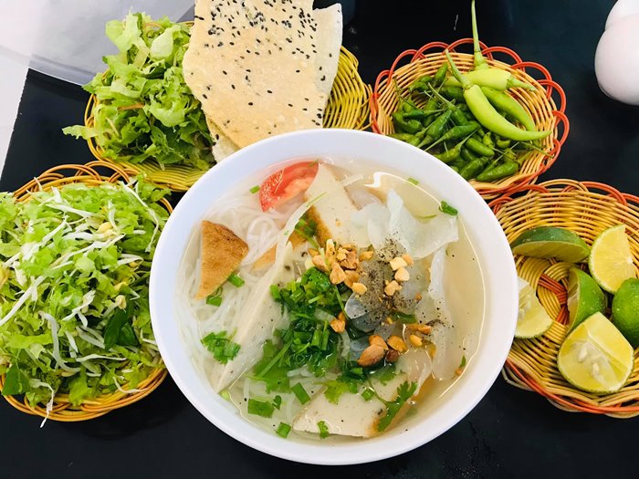 Les nouilles aux galettes de méduse à Nha Trang Vietnam