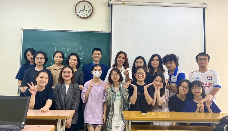 Le cours avec la participation de M. Ta Duy Bau - fondateur de Horizon Vietnam, 2 professeurs Nguyen Thu Ha et Nguyen Canh Linh et des étudiants de la classe 19F6