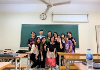 Les étudiants et M. Ta Duy Bau - Directeur de Horizon Vietnam dans le cours Gestion de voyage