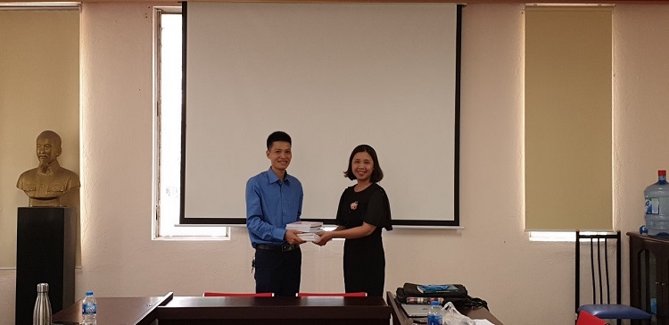 M. Ta Duy Bau, Fondateur de Horizon Vietnam, a offert des livres du tourisme à Mme Nguyen Thu Ha, chef du Département de français spécialisé