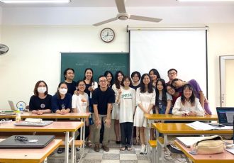 Monsieur Duong DO - Directeur Marketing de Horizon Vietnam et les étudiants