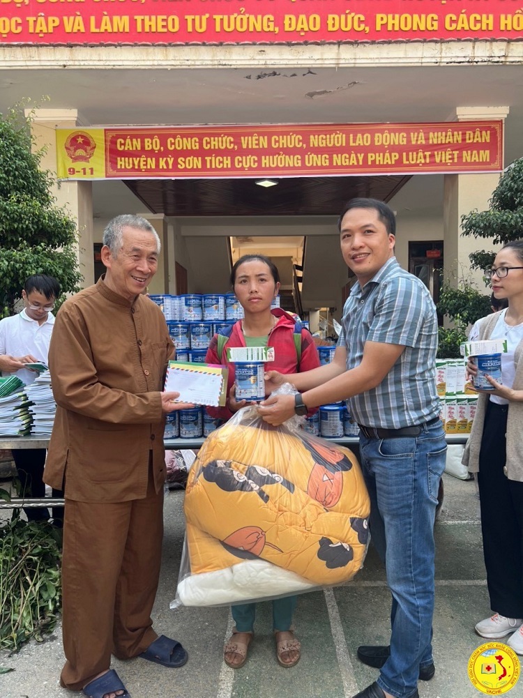 Remise des cadeaux aux personnes touchées par les inondations dans le district de Ky Son2