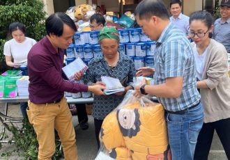 Remise des cadeaux aux personnes touchées par les inondations dans le district de Ky Son6