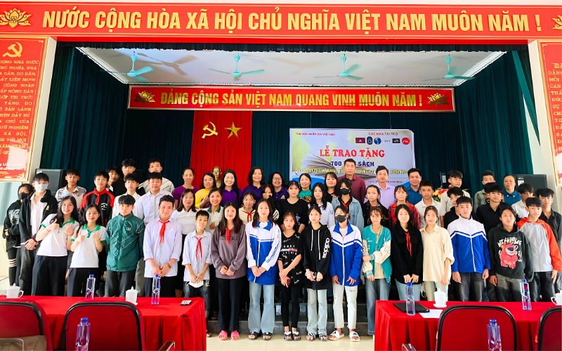 Horizon Vietnam, en collaboration avec d'autres partenaires a offert 800 livres aux écoles de la commune de Luong Ngoai