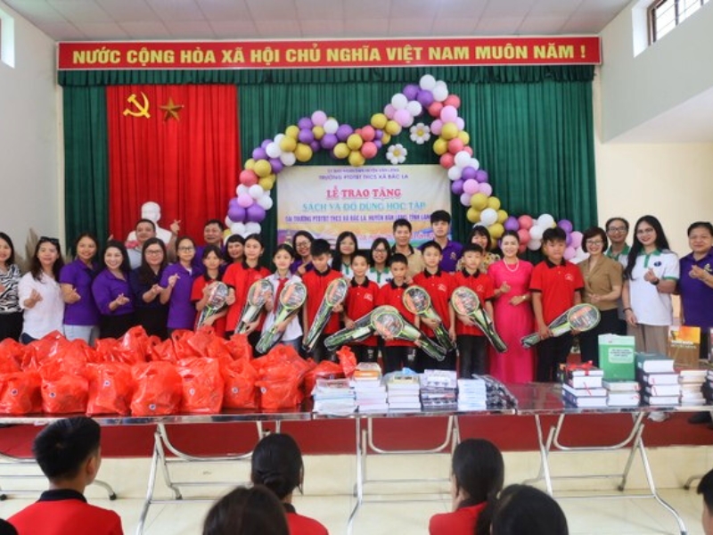 Remise de livres et fournitures scolaires aux élèves de maternelle et primaire de l'école Nà Tàn, Thiện Hoà, Bình Gia, Lạng Sơn