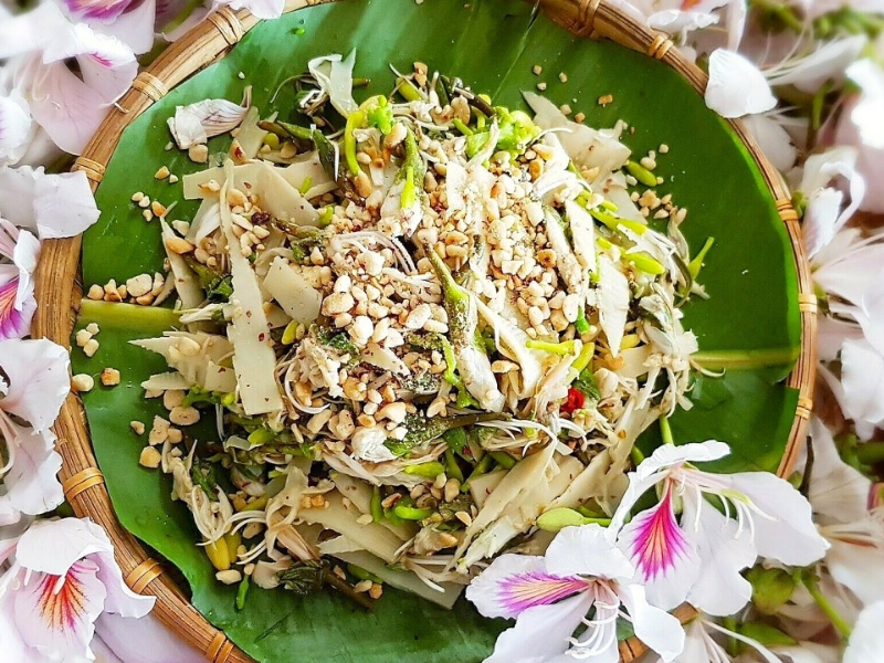 Nộm hoa ban măng đắng (Salade de fleurs de Bauhinia et de pousses de bambou amer)