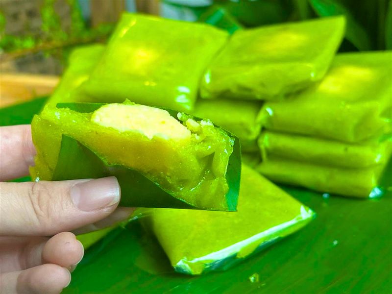 Banh Côm (Gâteau de jeune riz gluant) est un dessert emblématique du Vietnam, particulièrement prisé à Hanoï