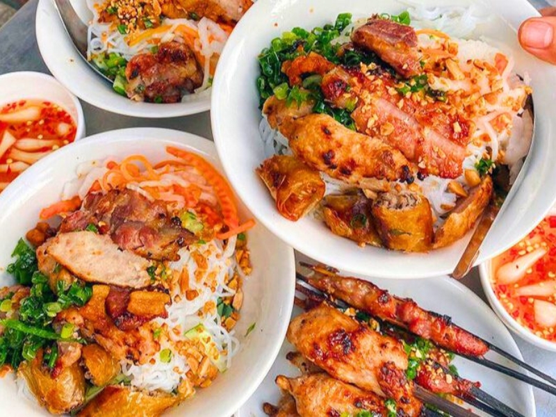Bun thit nuong (Vermicelles de riz et viande grillée)