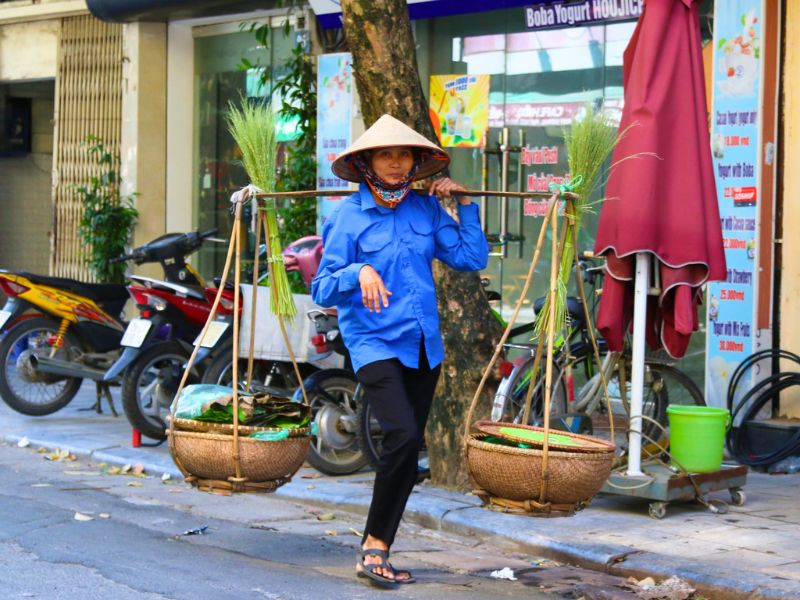 Chaque automne, de nombreux marchands ambulants vendent du Côm dans les rues de Hanoi