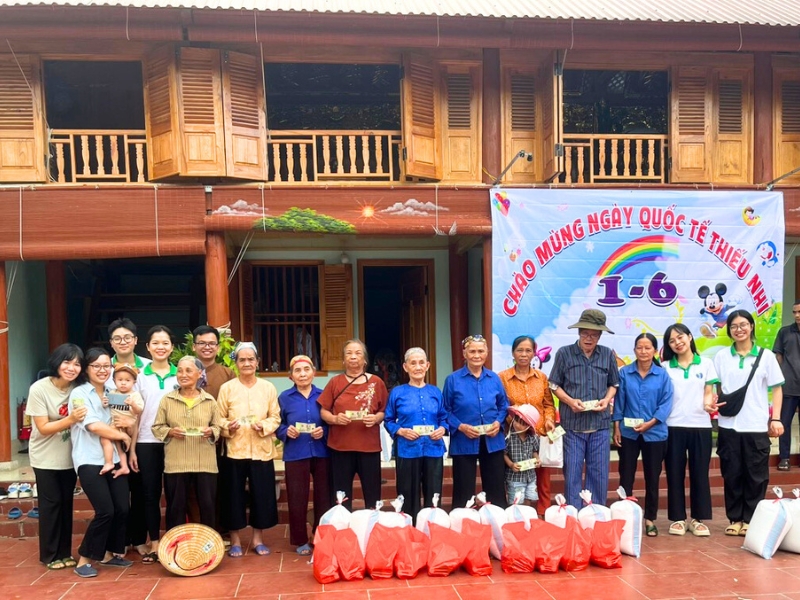 Horizon Vietnam a distribué du riz et des cadeaux aux personnes en difficulté de la commune de Điềm Mặc