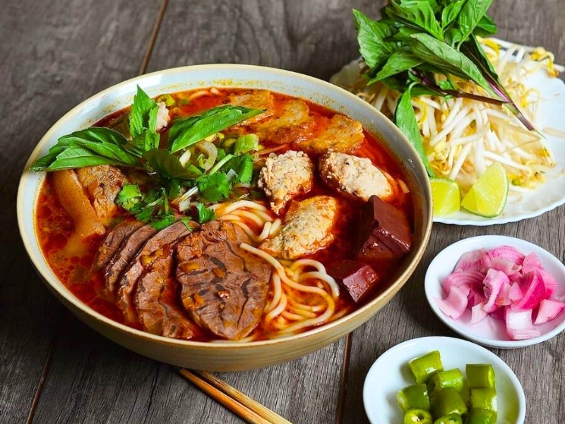 Le Bun Bo Hue est apprécié pour ses saveurs complexes et équilibrées, offrant une expérience culinaire riche et authentique