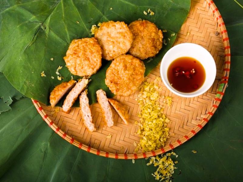 Le Cha Côm est une galette vietnamienne savoureuse à base de jeune riz gluant