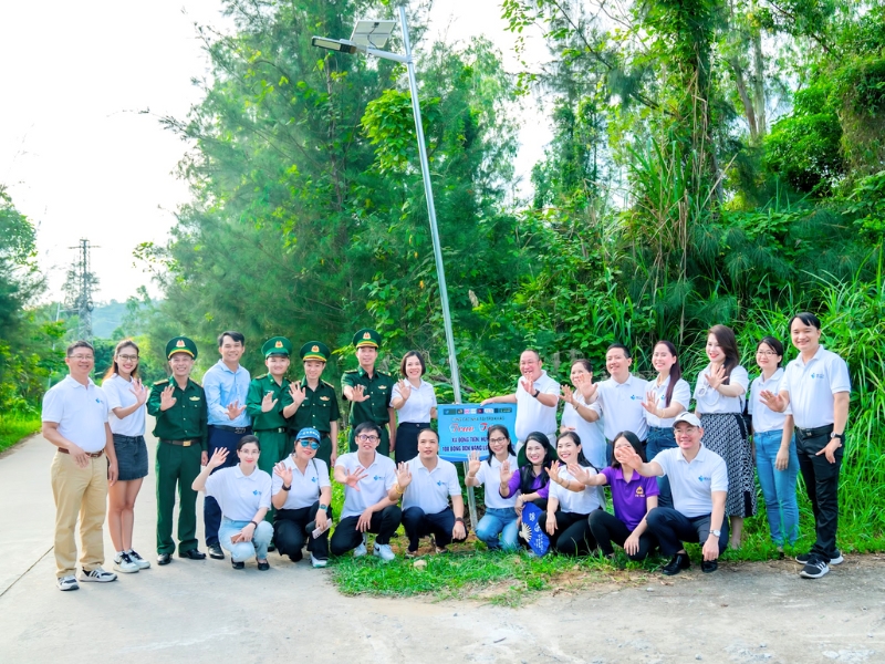 Nous avons offert des lampadaires solaires au poste frontière de Cô Tô Horizon Vietnam Travel
