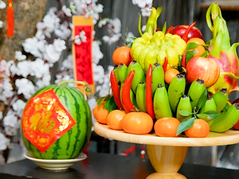 Le plateau de cinq fruits du Nord Vietnam incarne la richesse des symboles traditionnels du Tết