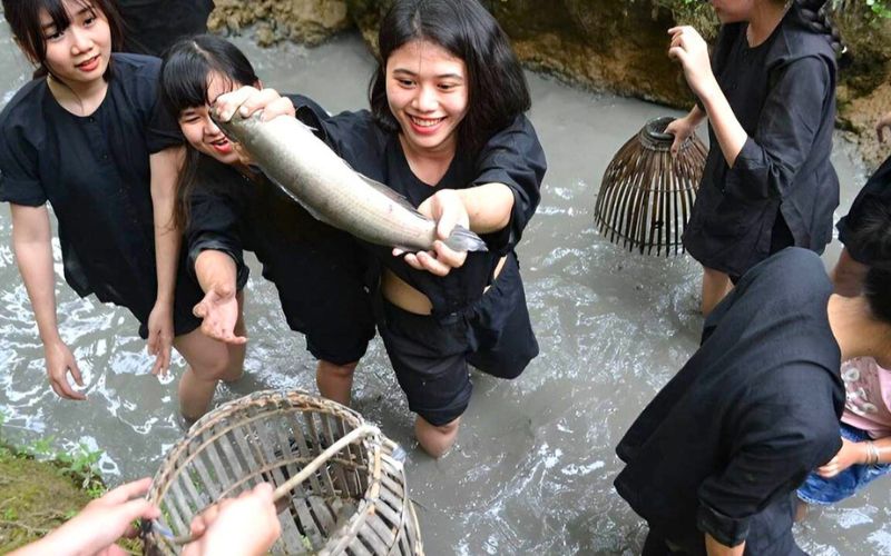 Une expérience extrêmement intéressante est de vider l'étang pour attraper des poissons