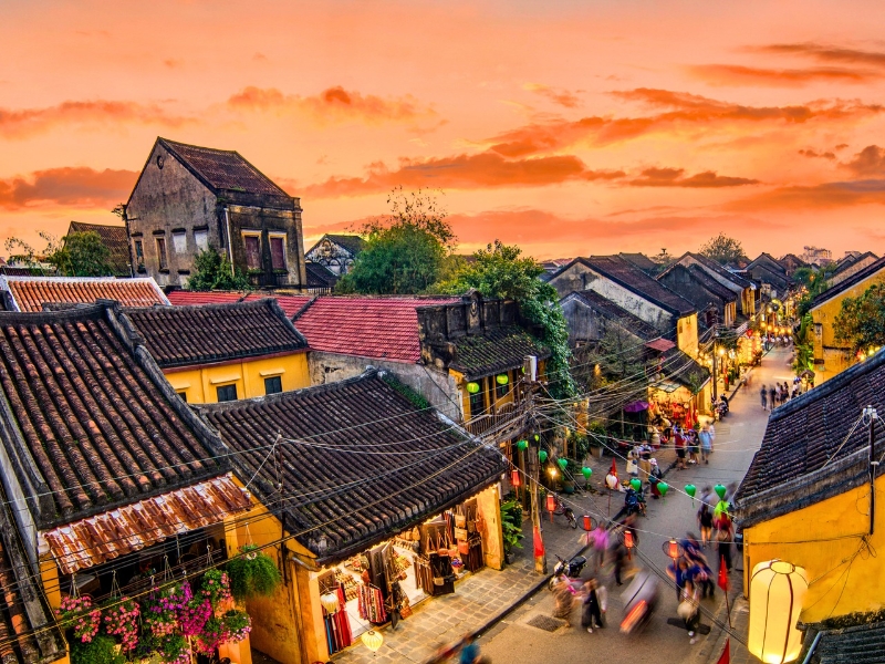 Hoi An en août offre une ambiance chaleureuse, avec ses lanternes colorées et ses ruelles pittoresques, malgré la chaleur estivale