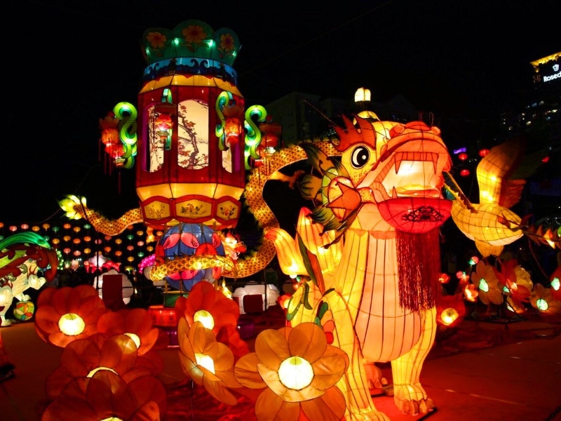 La danse du lion, symbole de chance et de prospérité, anime les festivités vietnamiennes avec ses mouvements énergiques et colorés