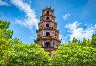 La pagode Thiên Mu, emblème de Huê, se dresse majestueusement au bord de la rivière des Parfums