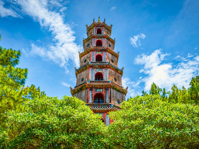 La pagode Thiên Mu, emblème de Huê, se dresse majestueusement au bord de la rivière des Parfums