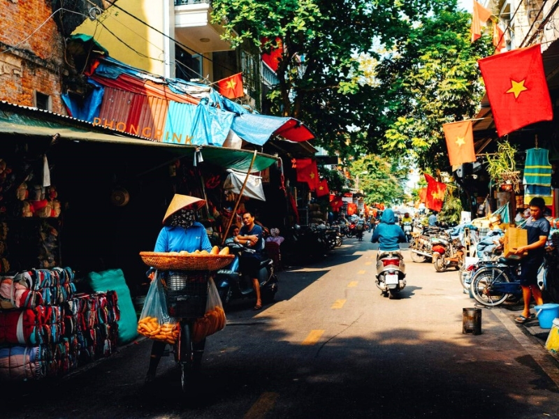 Le 2 septembre, les rues du Vietnam se parent de drapeaux rouges étoilés de jaune.