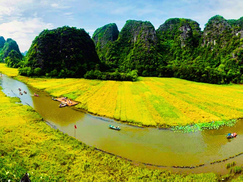 Ninh Bình émerveille par ses paysages de montagnes karstiques et ses rizières paisibles.