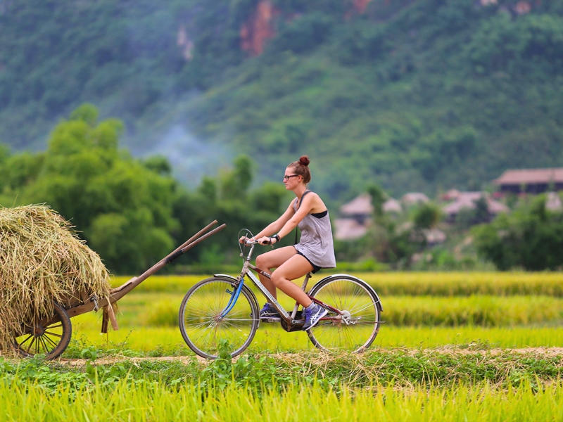 Vous pouvez faire du vélo à Mai Châu pour explorer les vallées verdoyantes et les villages traditionnels paisibles