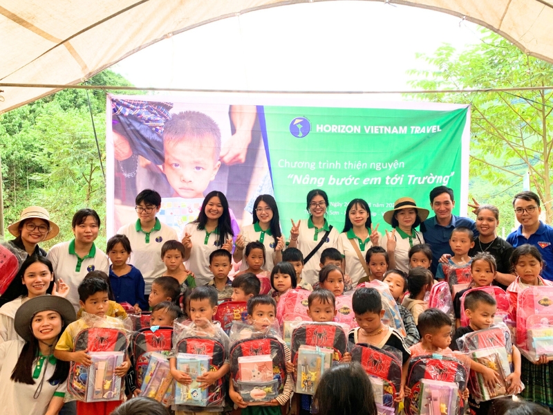 Horizon Vietnam offre des cadeaux significatifs pour soutenir les enfants dans leur parcours scolaire