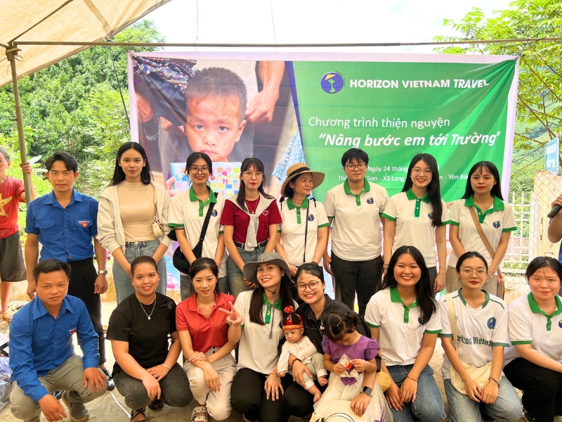 Horizon Vietnam Travel lance le programme Accompagner les enfants sur le chemin de l'école avec des cadeaux pour la rentrée scolaire