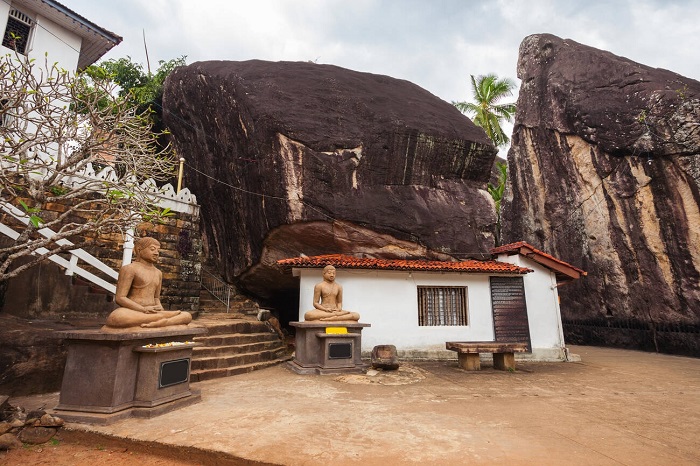 le temple rupestre Aluvihare Sri Lanka