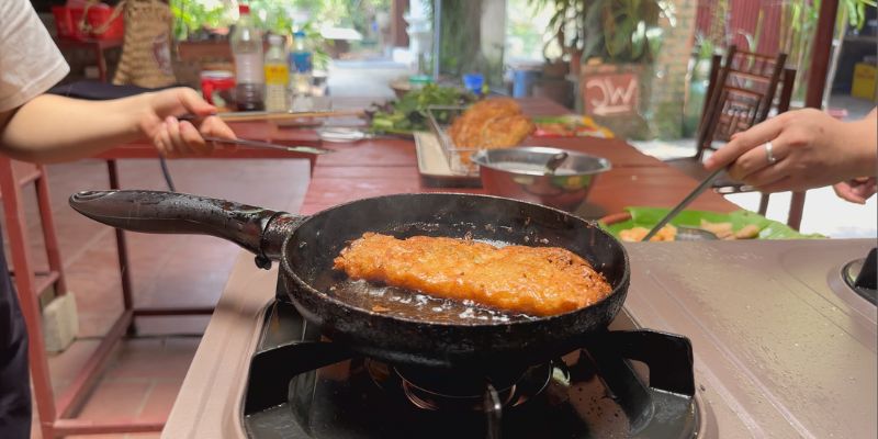 Le bánh xèo semble croustillant à première vue.