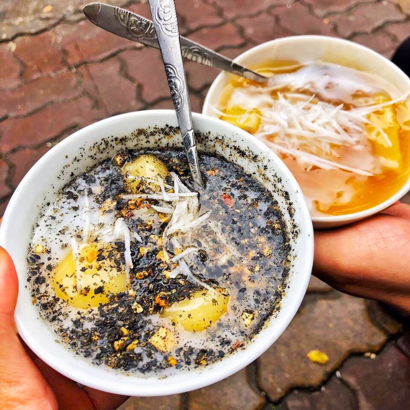 Banh Trôi Nong, Che San - Deux soupes sucrées chaudes, parfaites pour savourer la douceur des soirées d’hiver à Hano