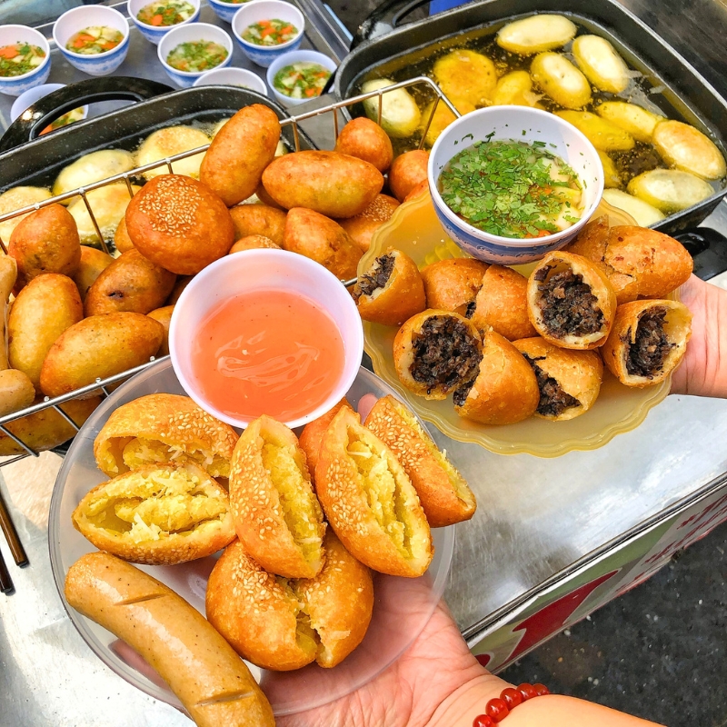 Beignets de riz gluant, salés ou sucrés une gourmandise emblématique des plats d’hiver à Hanoi