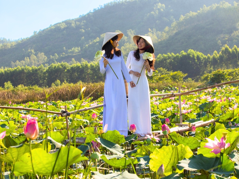 La grâce des jeunes femmes vietnamiennes sublimée par la présence des lotus.