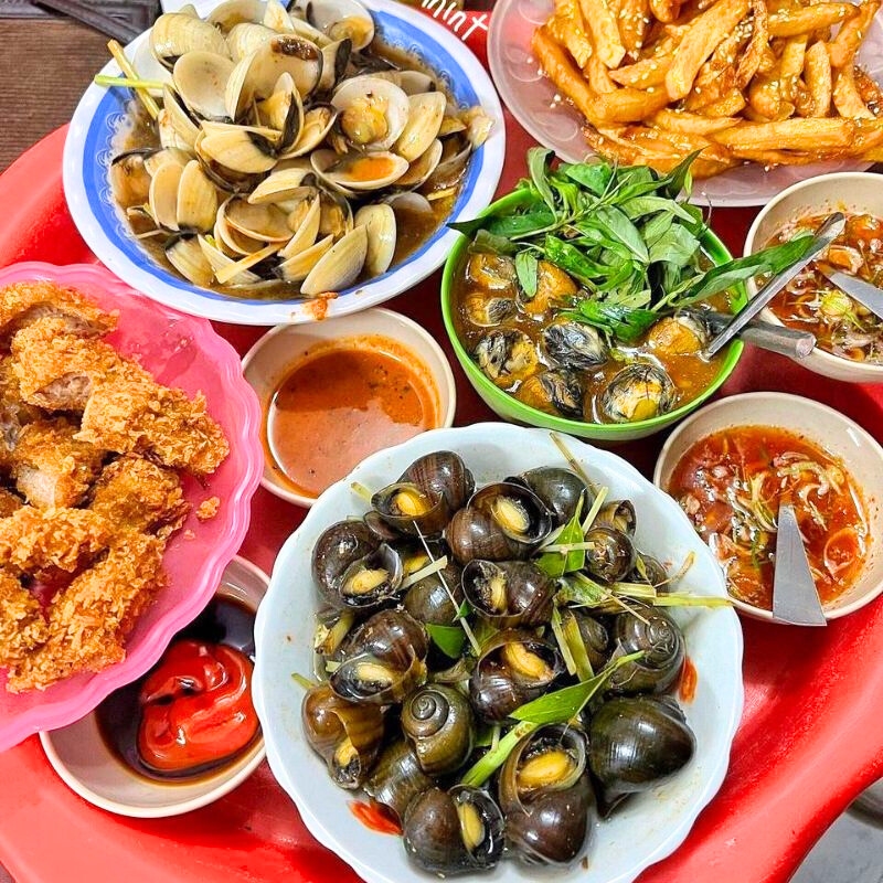 Les escargots bouillis sont un classique des plats d’hiver à Hanoï, souvent accompagné de frites, d’œufs de caille au tamarin et des rouleaux frits de porc fermenté