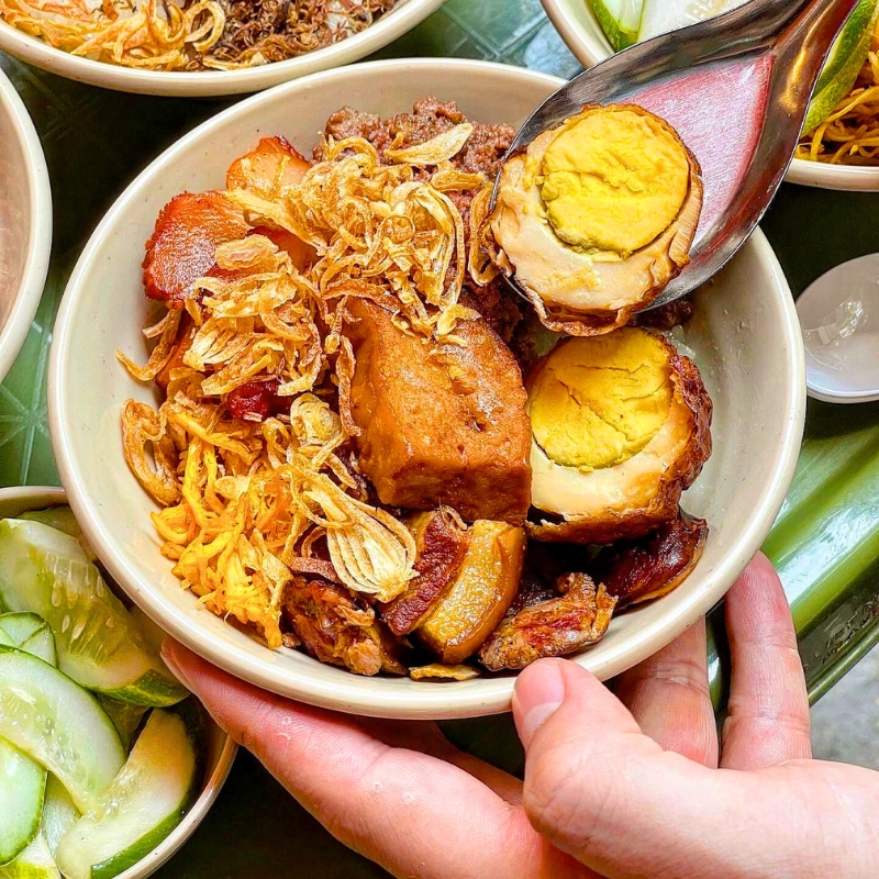 Servi chaud, le riz gluant au porc au caramel est idéal pour un petit-déjeuner nourrissant ou une collation hivernale.