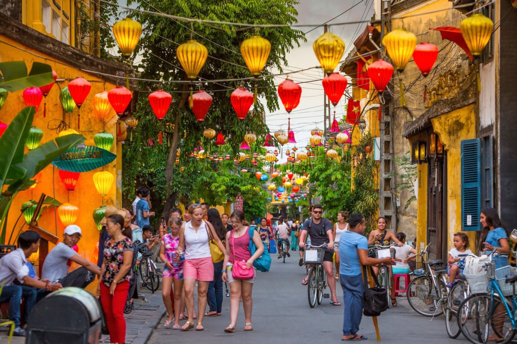 Hội An est une ancienne ville célèbre pour son architecture préservée et ses lanternes colorées.