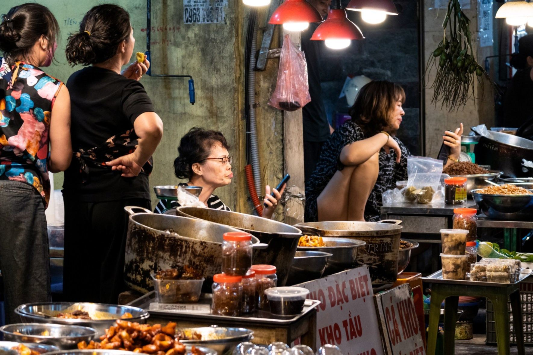 Marchands de cuisine de rue dans les marchés nocturnes du vieux quartier de Hanoï.