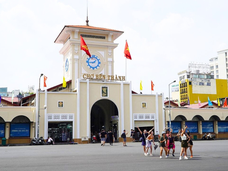 Au marché de Bên Thanh, explorez une myriade de produits artisanaux, souvenirs et délices vietnamiens.