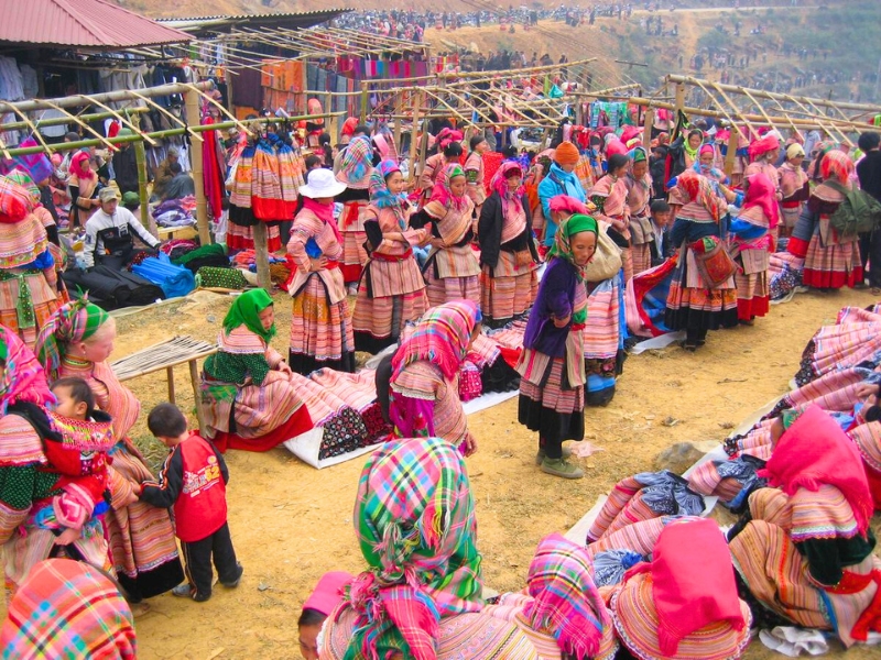 Scène vivante au marché de Cao Son - marchés ethniques à Sapa